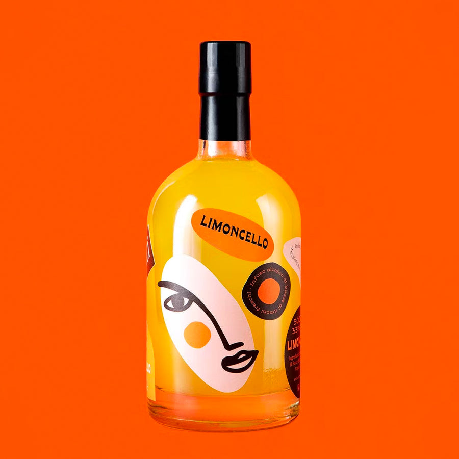 Bouteille de Limoncello avec étiquette colorée et design élégant.