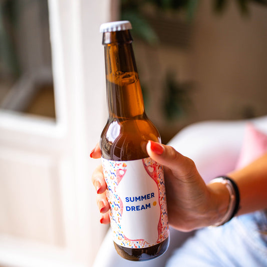Bière Summer Dream avec étiquette colorée et mousse crémeuse