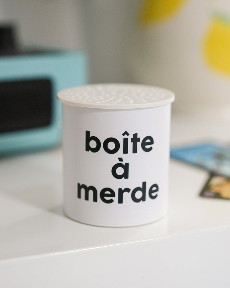Boîte à merde vue de côté avec un design humoristique.