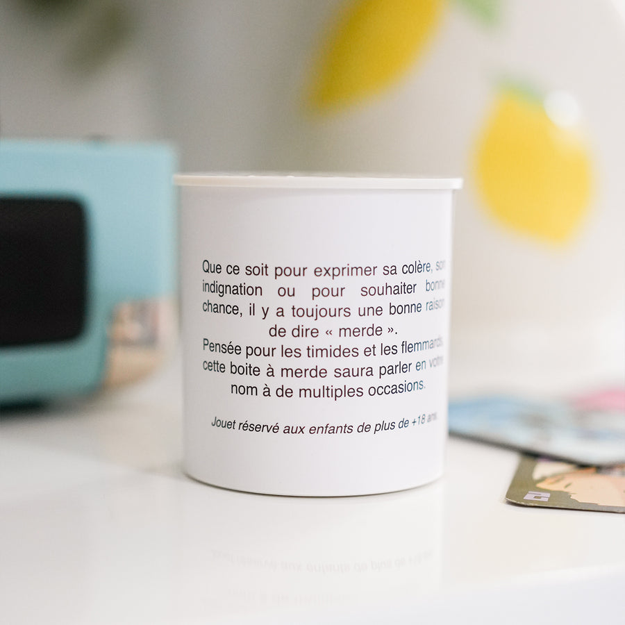 Boîte à merde vue de côté avec un design humoristique.