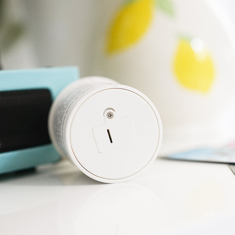 Boîte à merde vue de côté avec un design humoristique.