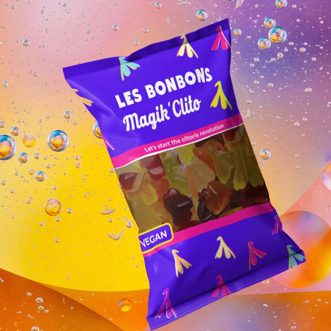 Bonbons en forme de clitoris colorés sur fond blanc.