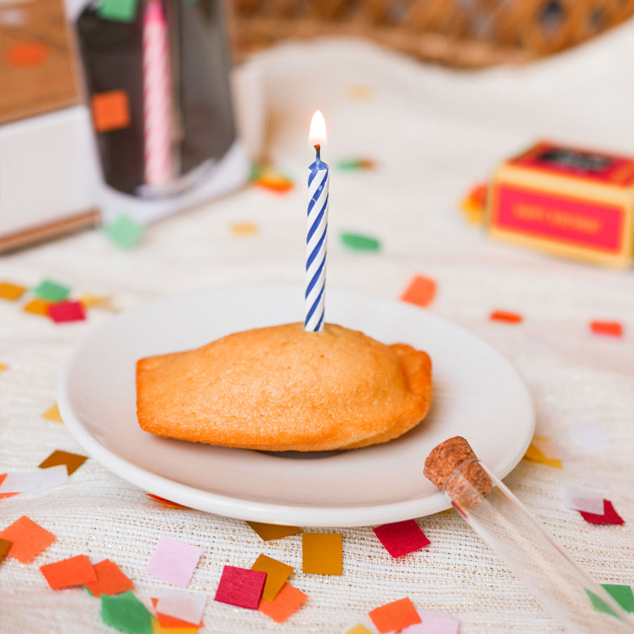 Tube à essai transparent avec bougie colorée à l'intérieur.