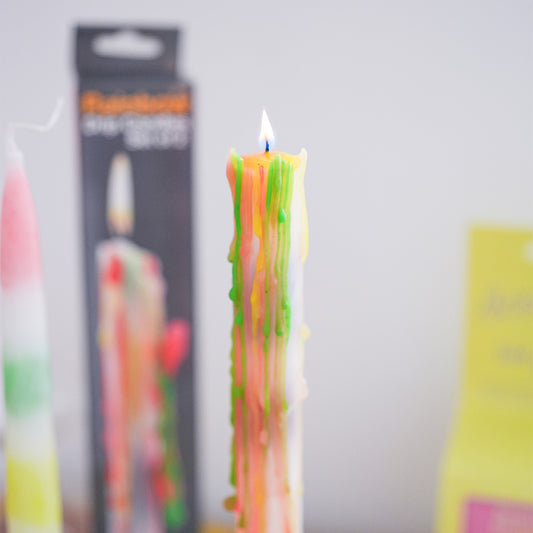 Lot de 2 bougies dégoulinantes avec motifs colorés