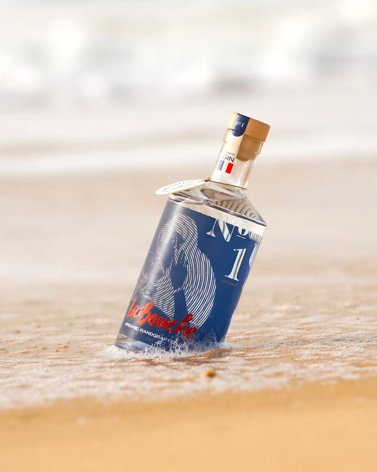 Bouteille de gin du Cap Ferret avec étiquette élégante