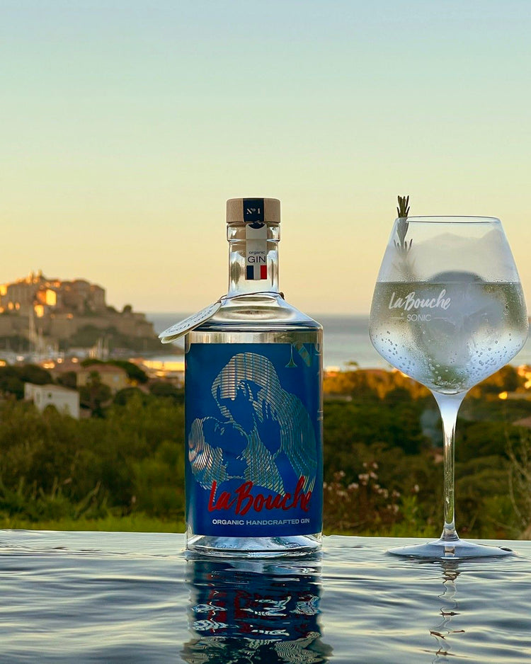 Bouteille de gin du Cap Ferret avec étiquette élégante