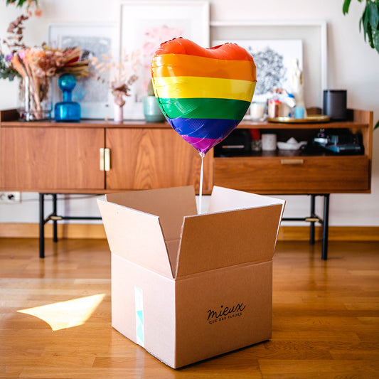 Ballon coeur arc-en-ciel dans une boîte colorée