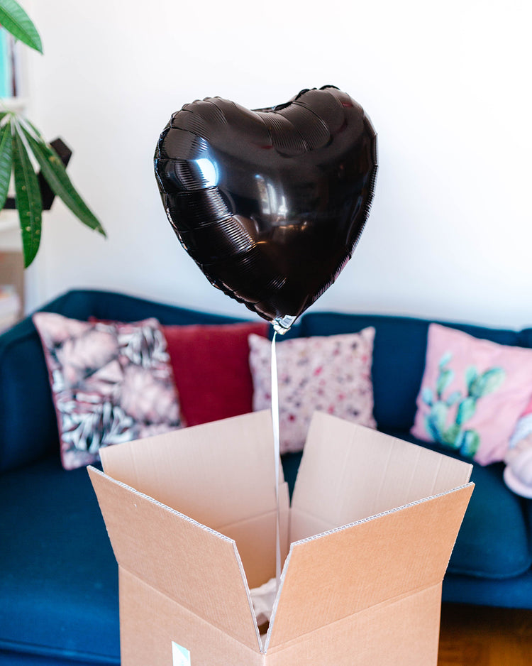 Ballon coeur noir dans une boîte élégante