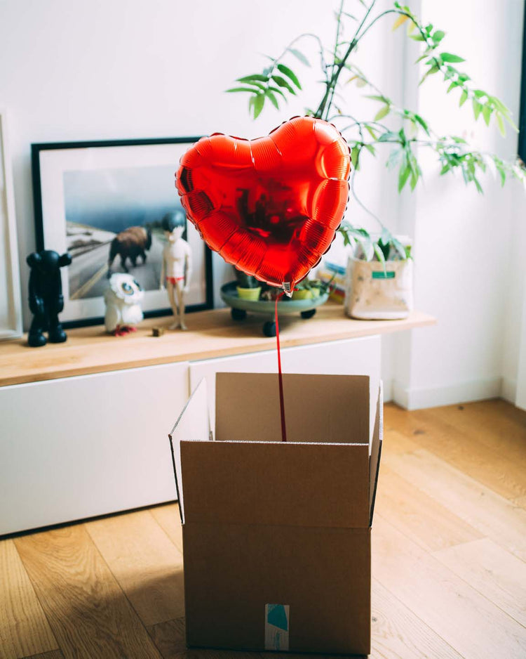 Ballon en forme de cœur rouge avec carte personnalisée