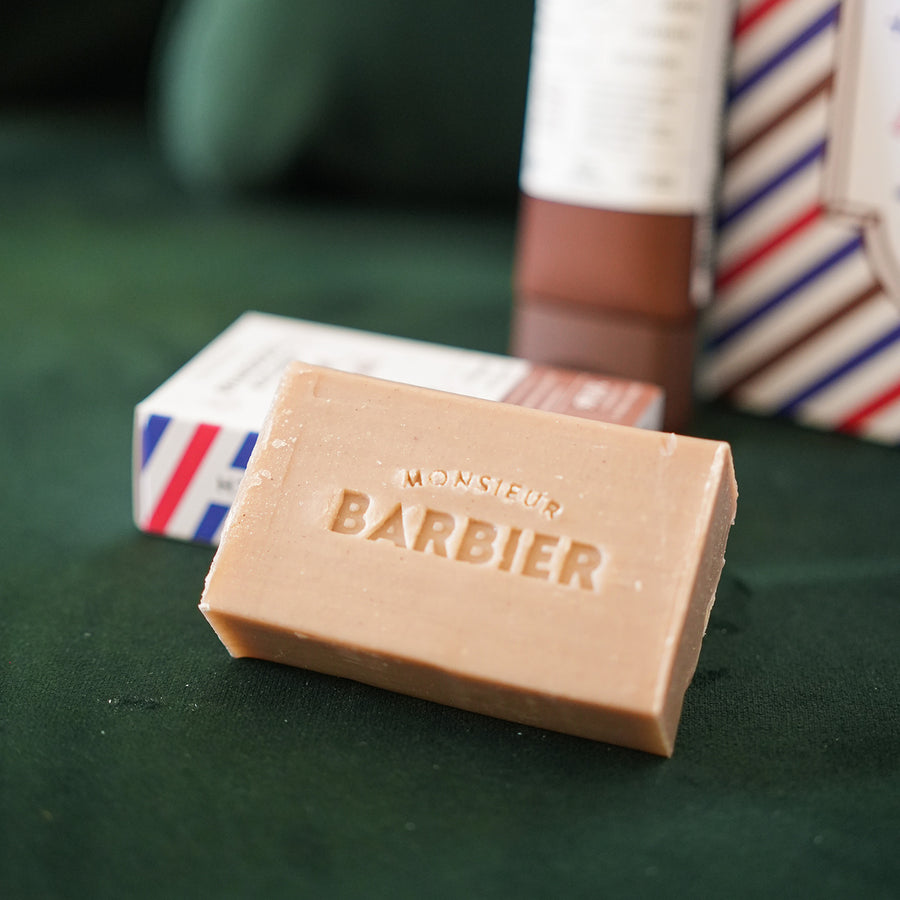 Box de soins pour homme avec savon et gel nettoyant visible