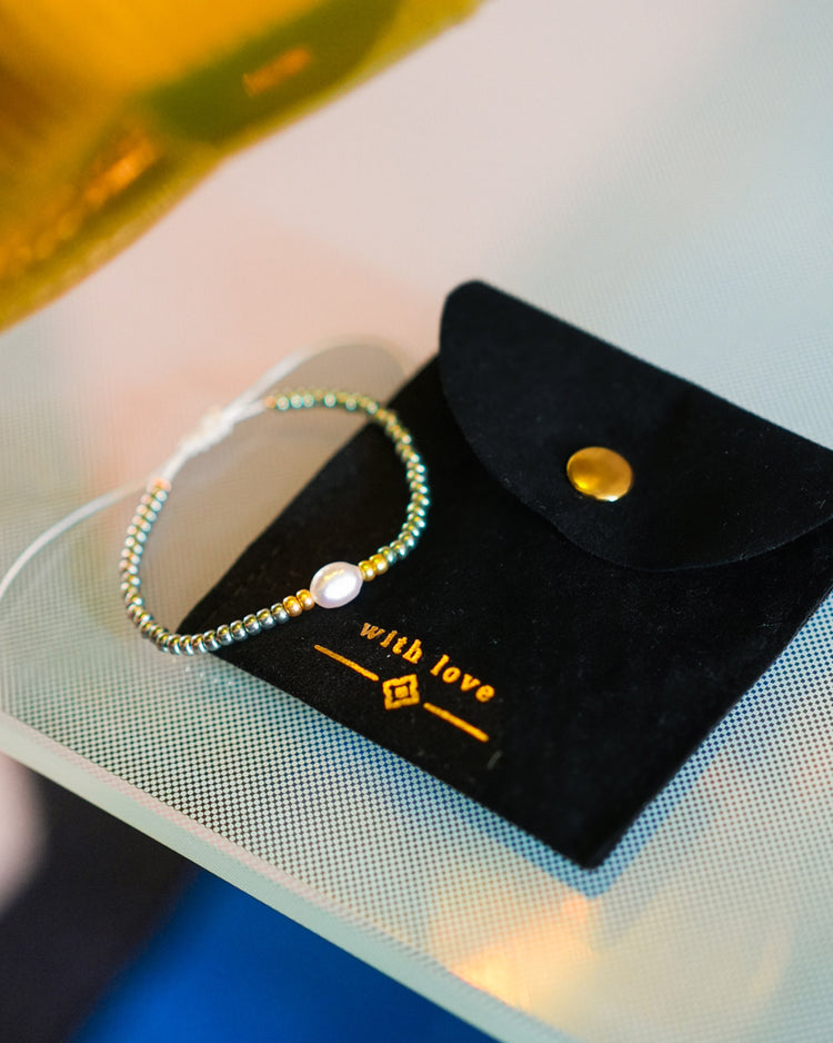 Bracelet de perles avec reflets verts et perle d'eau douce