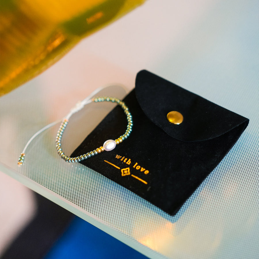 Bracelet de perles avec reflets verts et perle d'eau douce