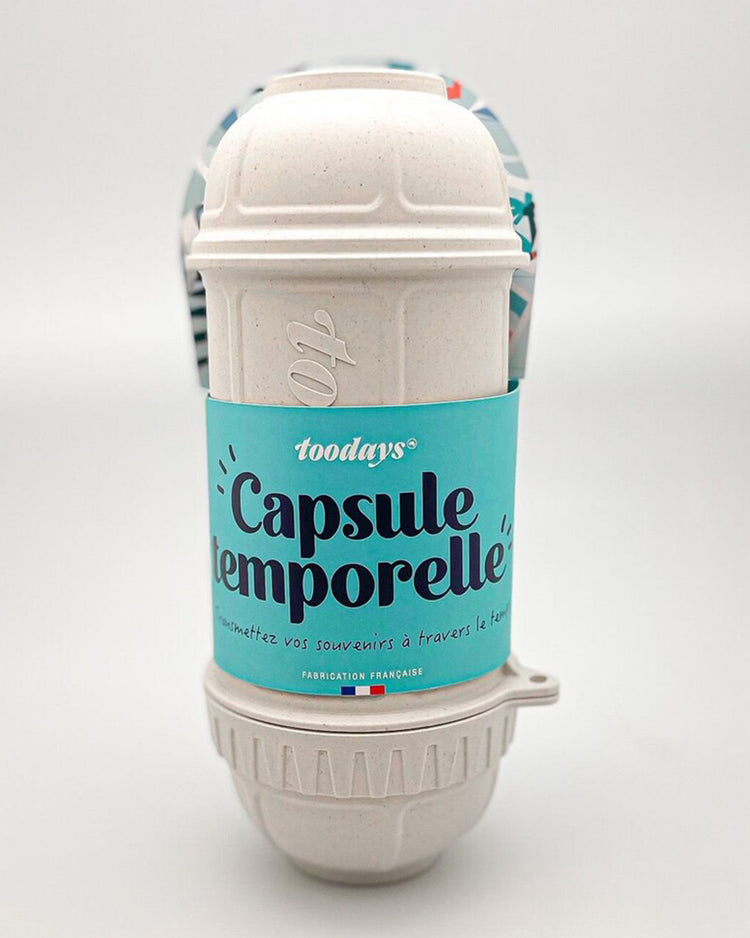 Capsule temporelle en métal argenté sur fond blanc