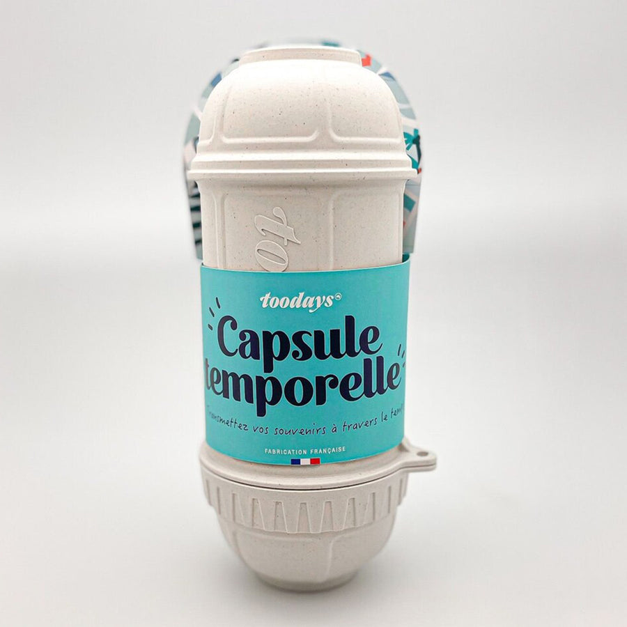Capsule temporelle en métal argenté sur fond blanc