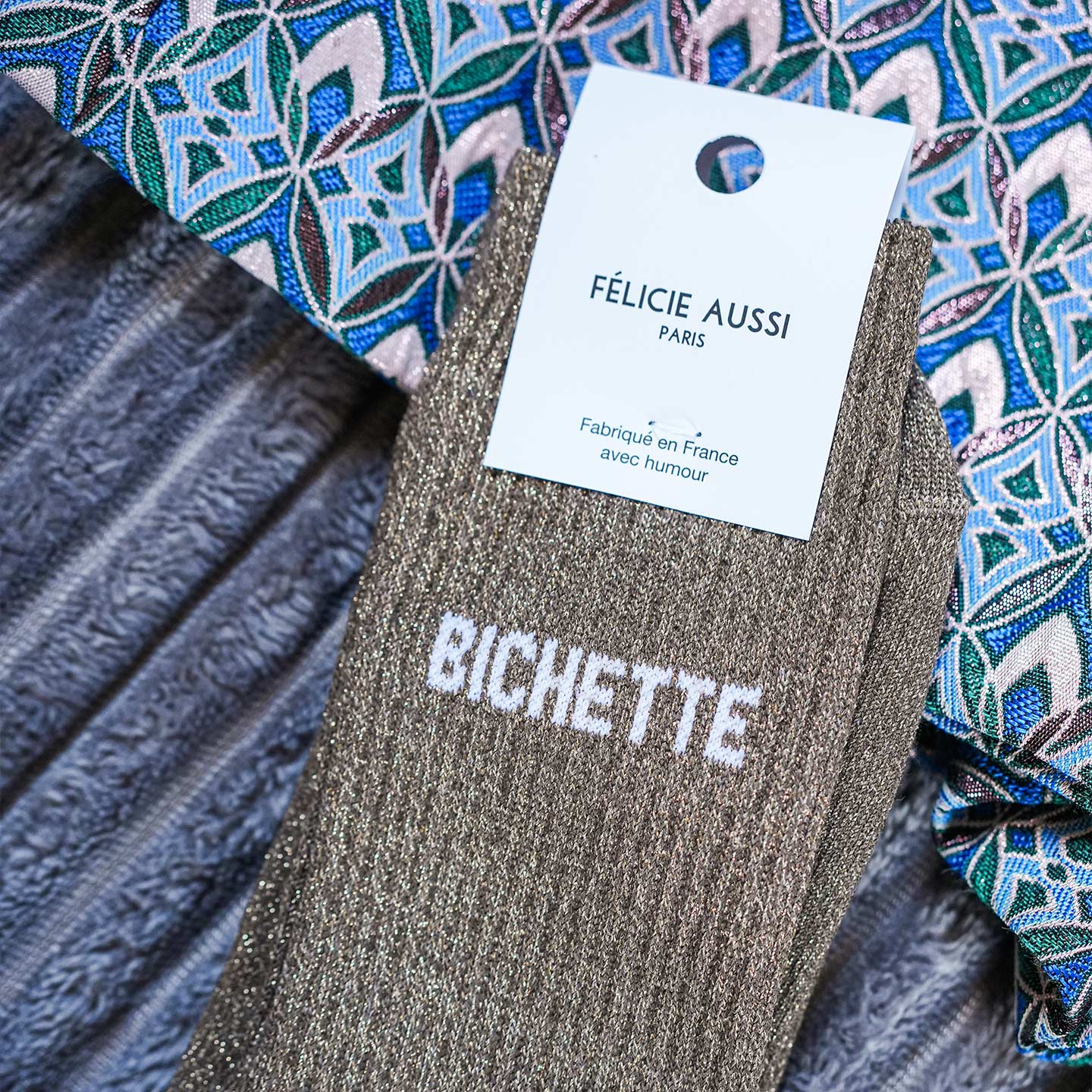 Chaussettes à paillettes avec inscription Bichette en gros plan.