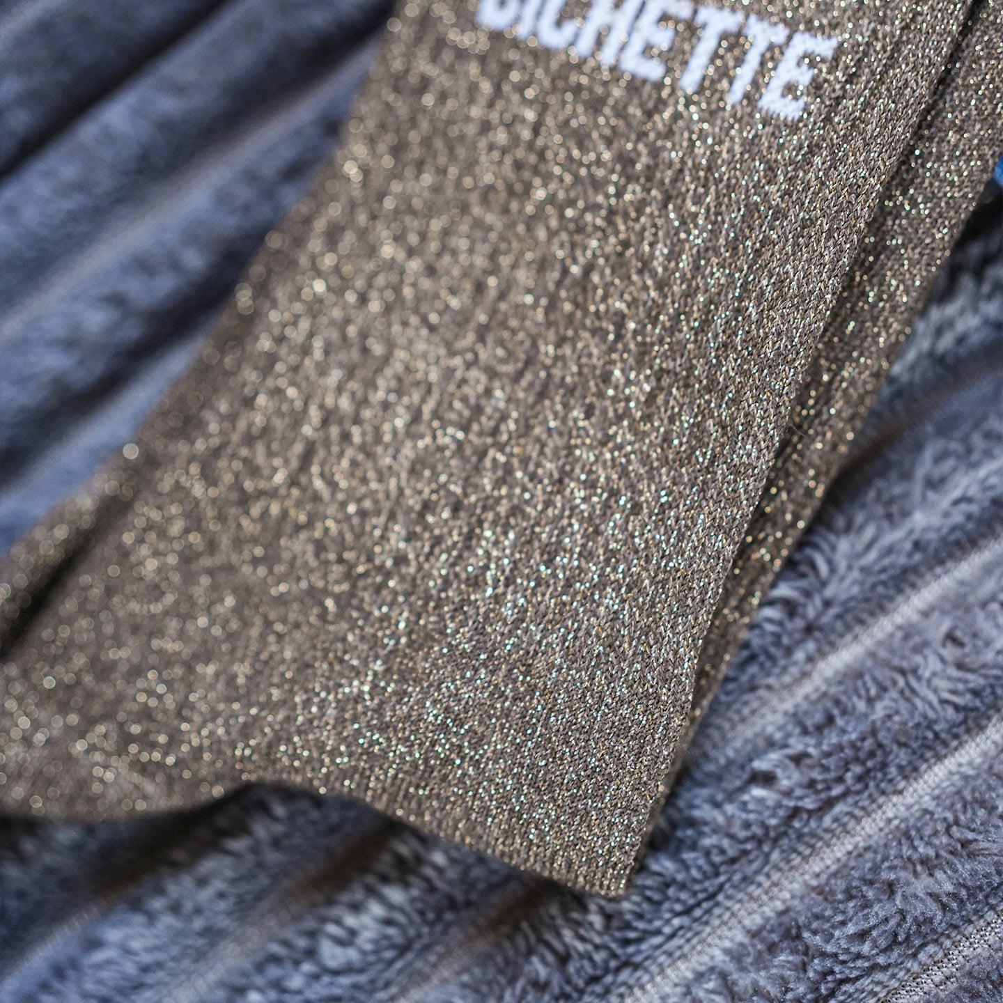 Chaussettes à paillettes avec inscription Bichette en gros plan.
