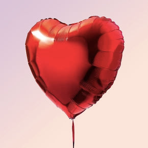 Ballon en forme de cœur rouge, texture lisse et brillante.