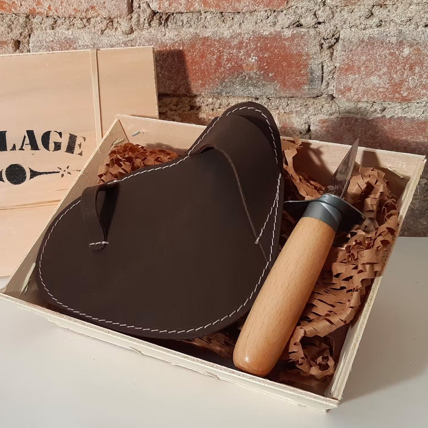 Coffret huîtrier en bois avec couteau en acier, angle latéral