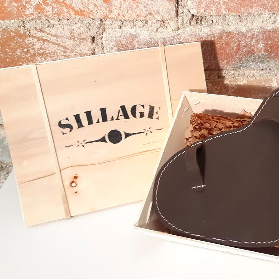 Coffret huîtrier en bois avec couteau en acier, angle latéral.