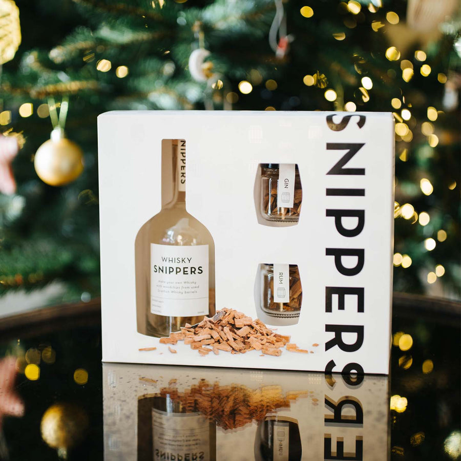 Coffret Snippers pour fabriquer son propre whisky, gin et rhum avec bouteille en verre et copeaux de bois.