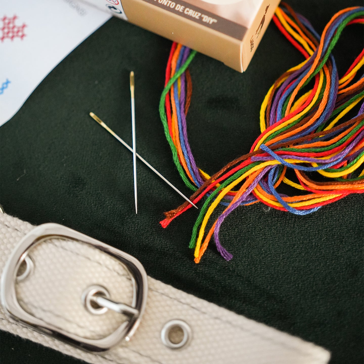 Un collier DIY pour chien personnalisable - mieux que des fleurs