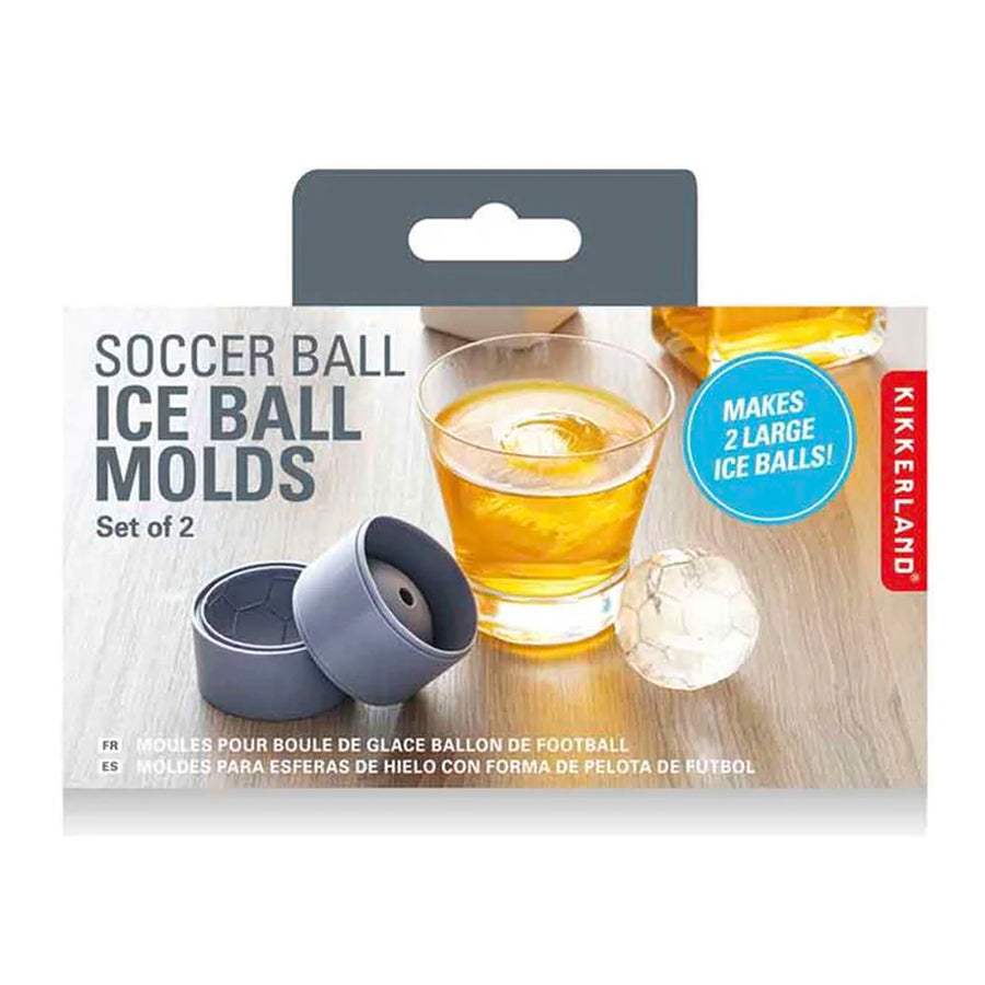 Moule à glaçons en forme de ballon de football sur fond blanc.