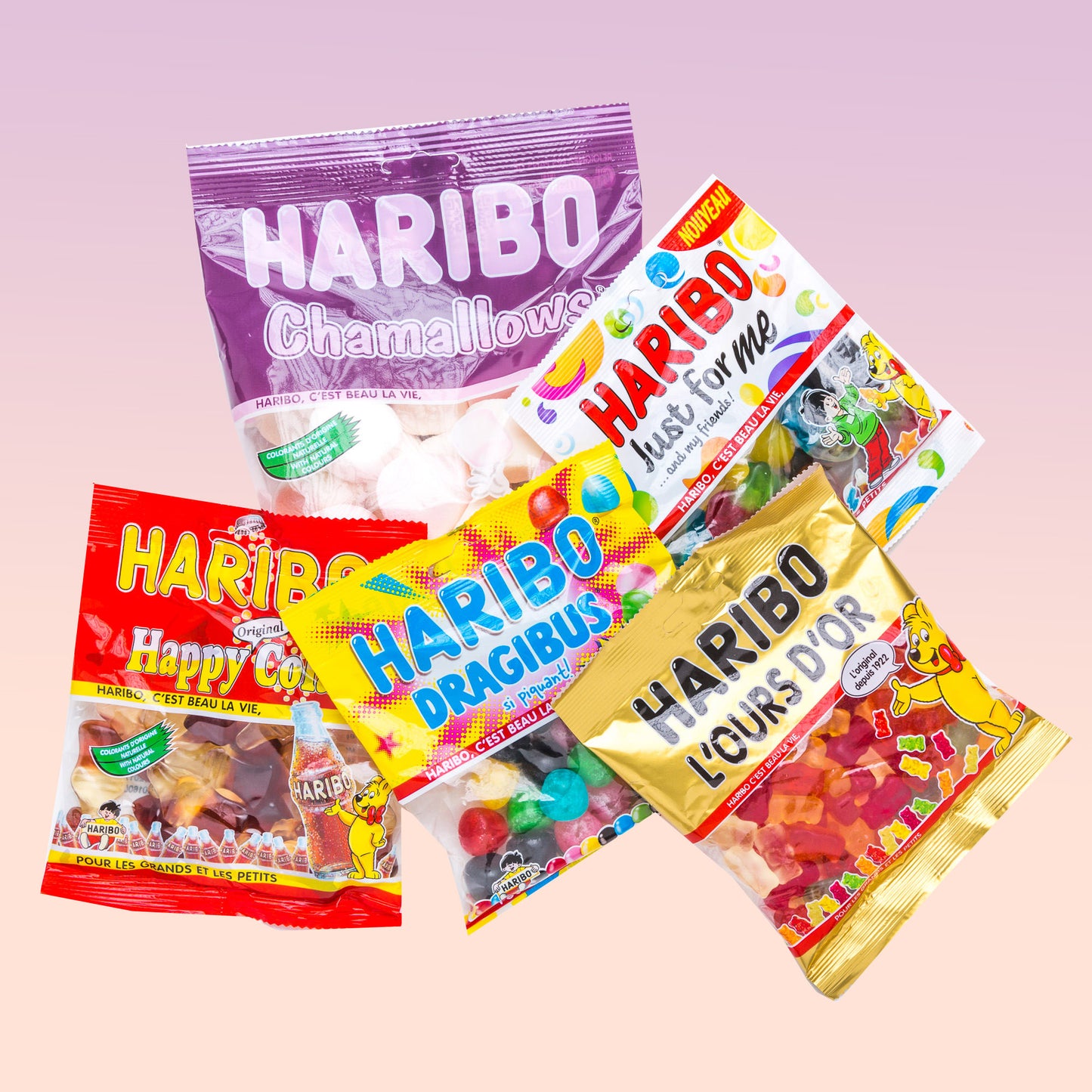 4 paquets de bonbons Haribo colorés sur fond blanc