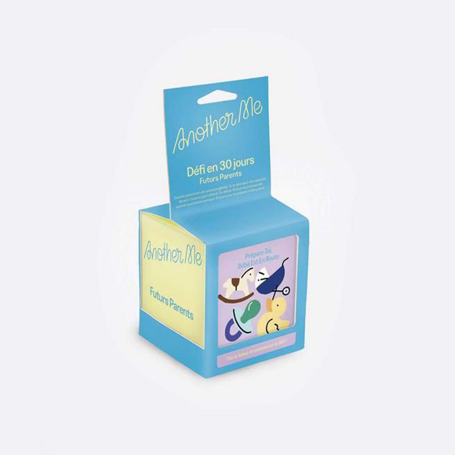 Livre 30 jours de défis Futurs Parents avec illustrations de jeunes parents souriants en bande dessinée.