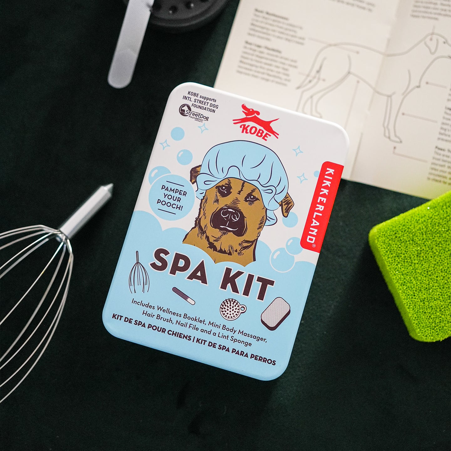 Kit de spa pour chien avec éponge douce et accessoires variés.