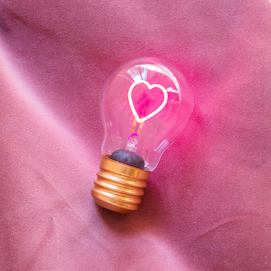 Lampe nomade en forme d'ampoule, éclairage doux et design moderne.