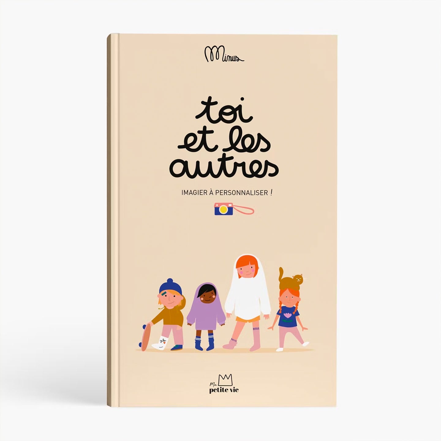 Livre pour enfants avec couverture colorée et illustrations ludiques.
