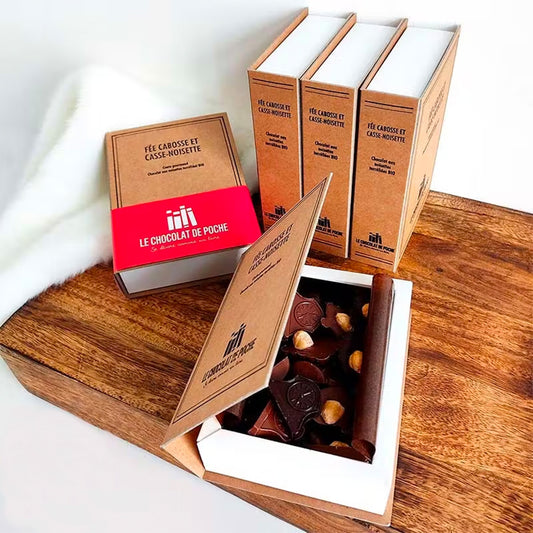 Livre en carton recyclé avec chocolat caché à l'intérieur.