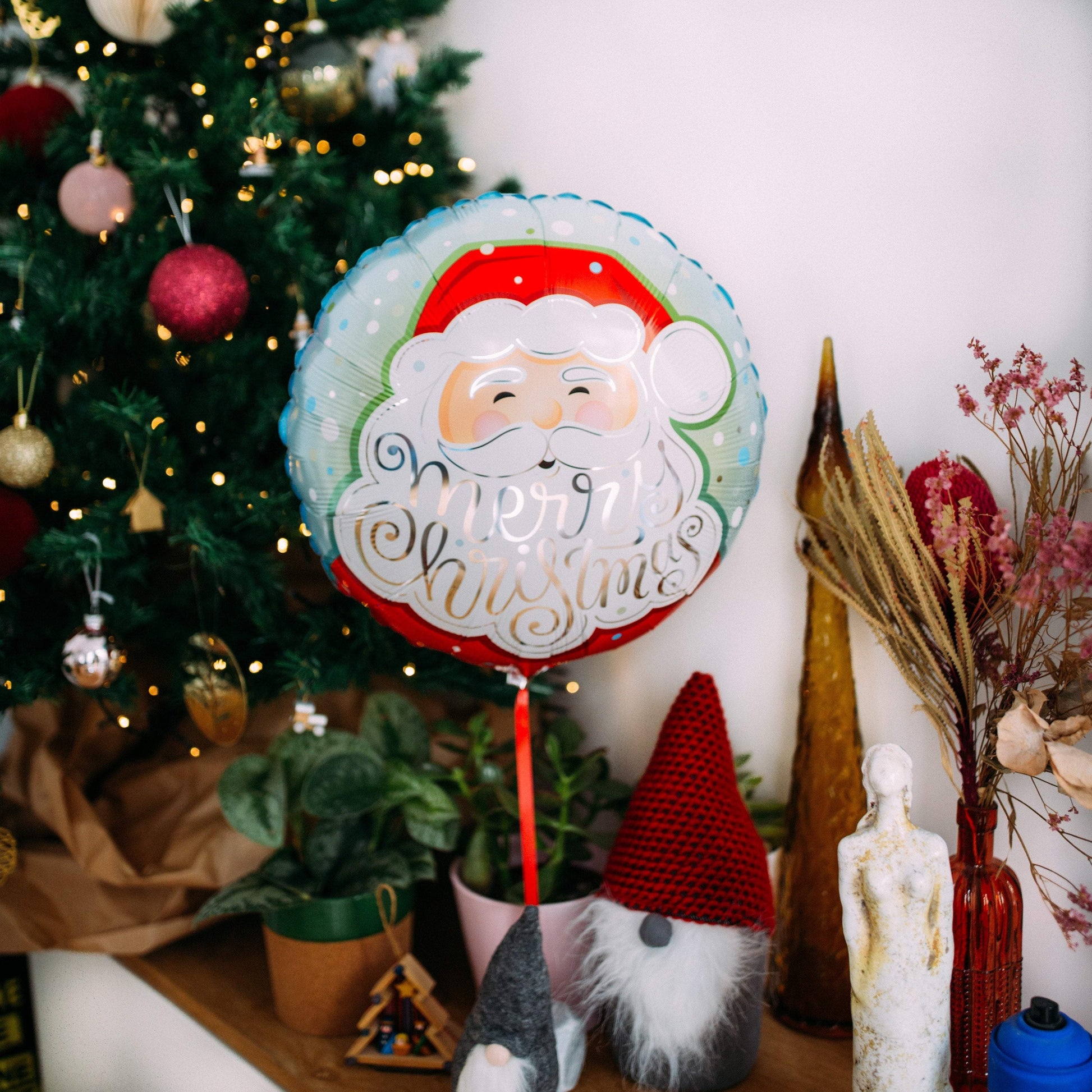 Ballon Joyeux Noel avec motif festif sur fond blanc