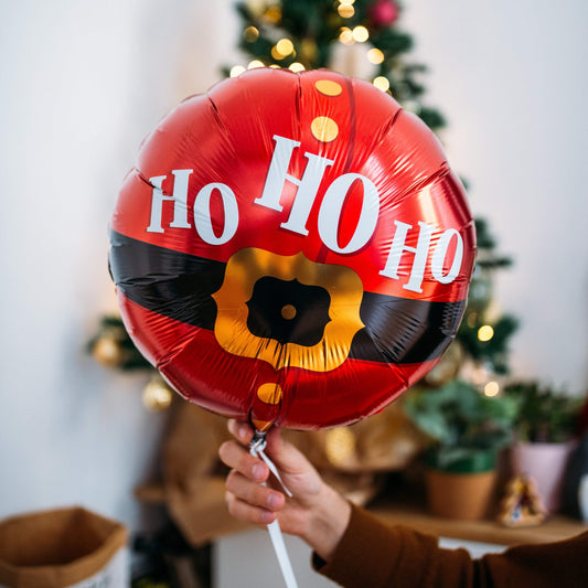 Ballon de Noël avec inscription 'HO HO HO' sur fond blanc