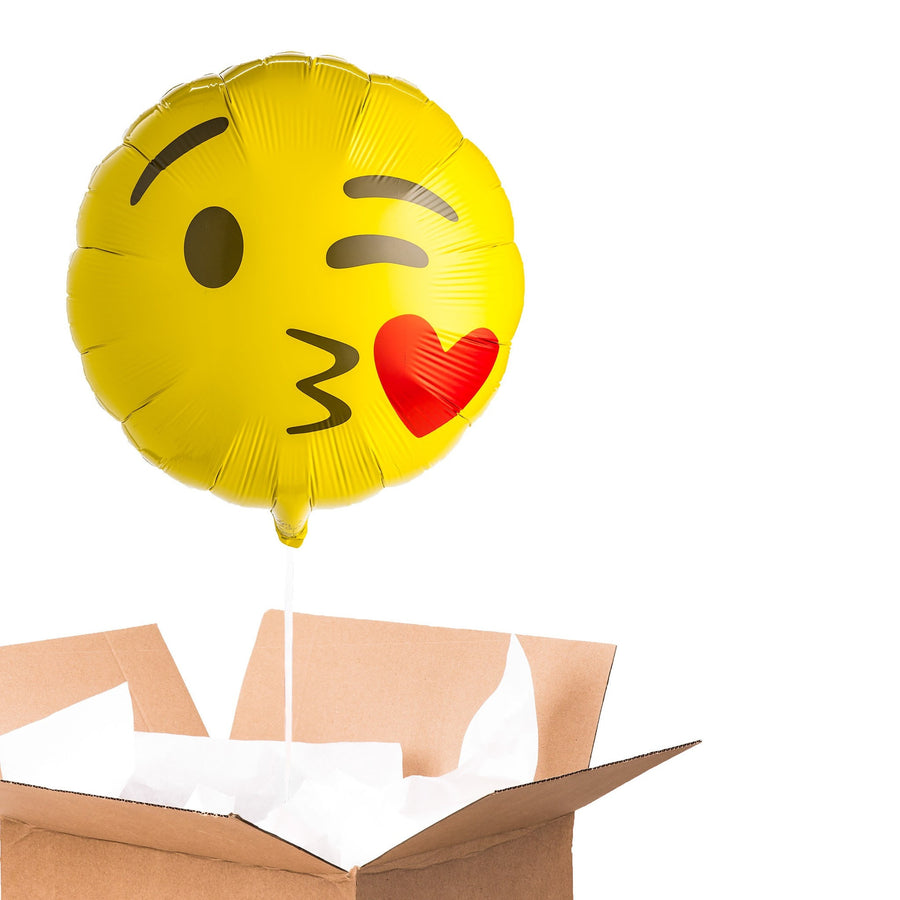 Ballon Emoji Bisous en forme de coeur rouge avec un visage souriant, idéal pour exprimer l'amour et l'affection.