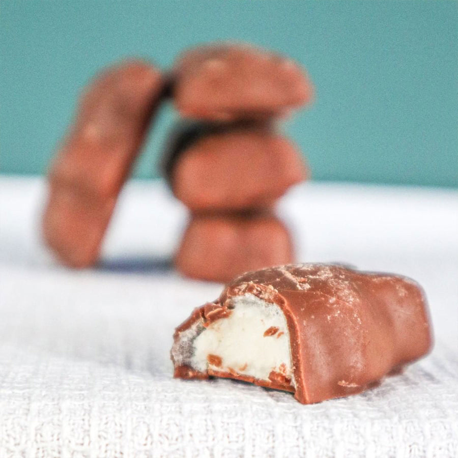 Oursons guimauve enrobés de chocolat sur fond clair