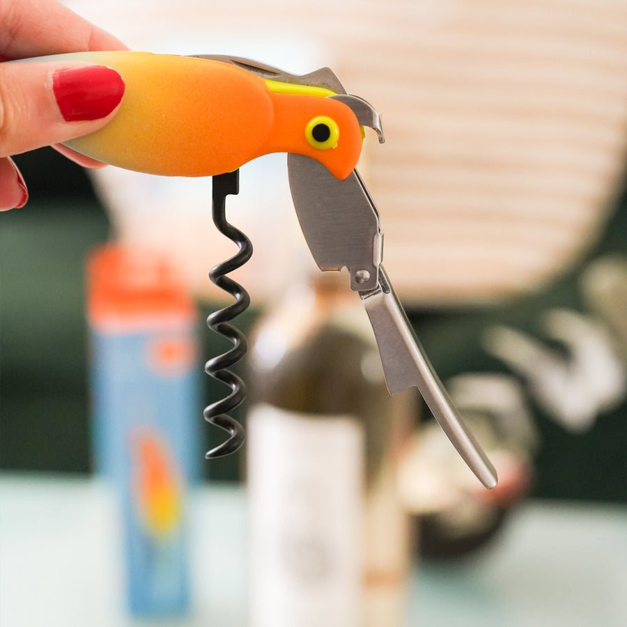 Tire-bouchon perroquet avec levier intégré et couleurs vives.