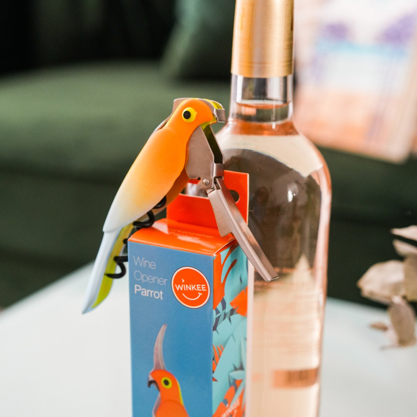 Tire-bouchon perroquet avec levier intégré et couleurs vives.