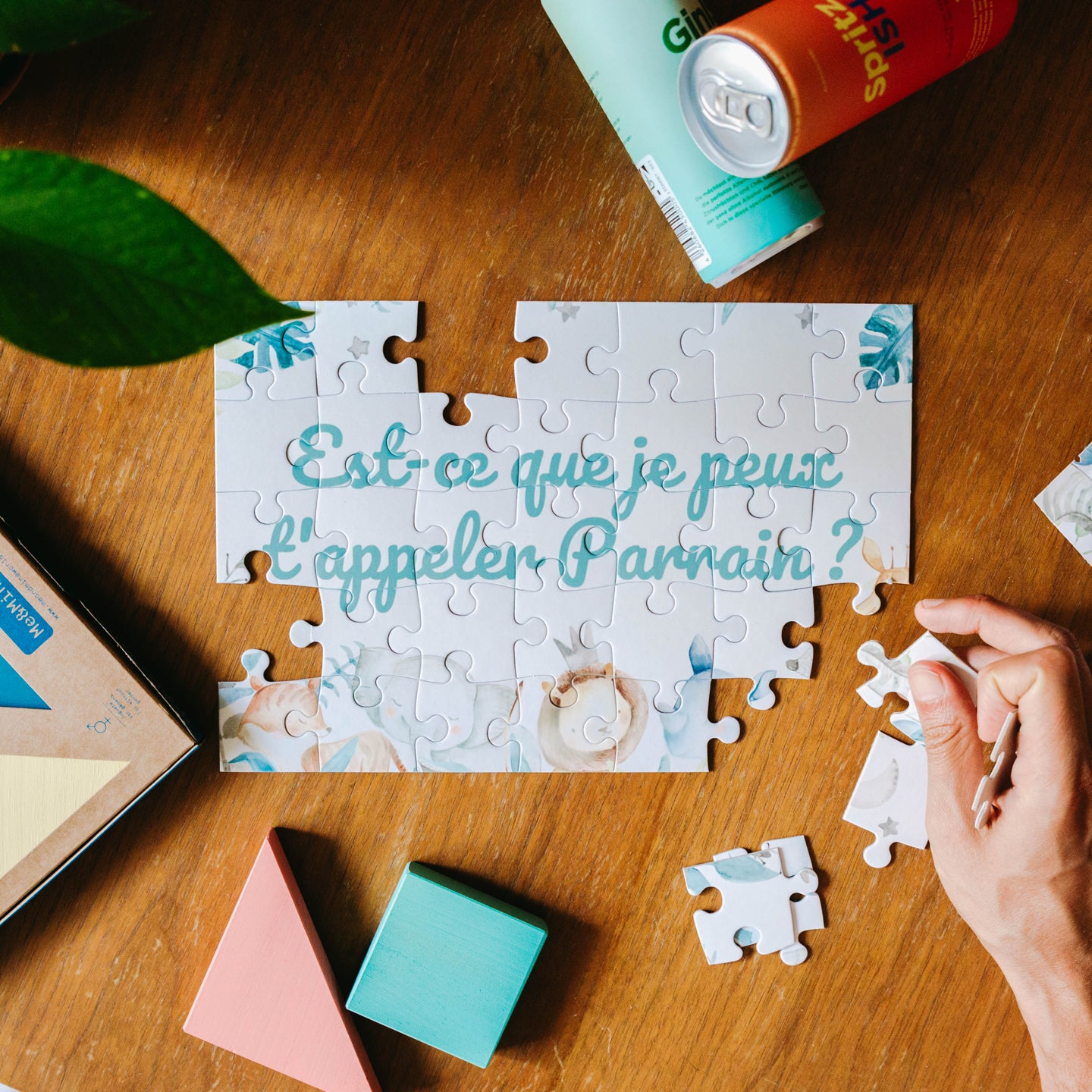 Puzzle personnalisé avec photo et texte sur fond coloré.