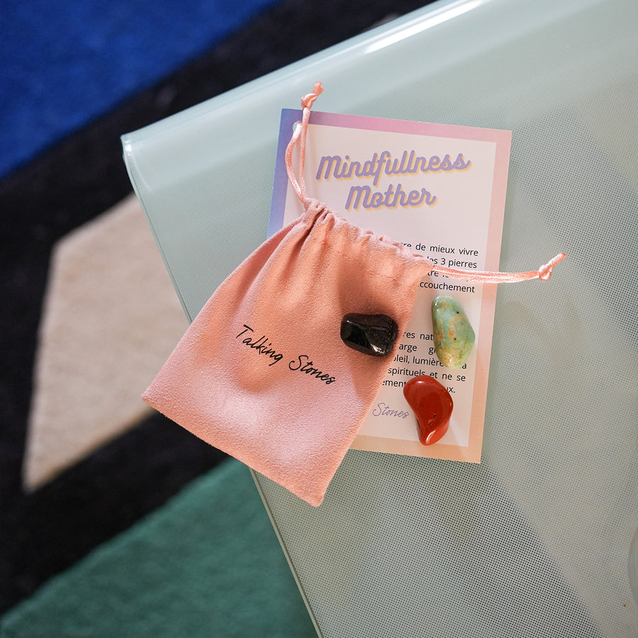 Trois pierres de maternité de Talking Stones sur fond blanc