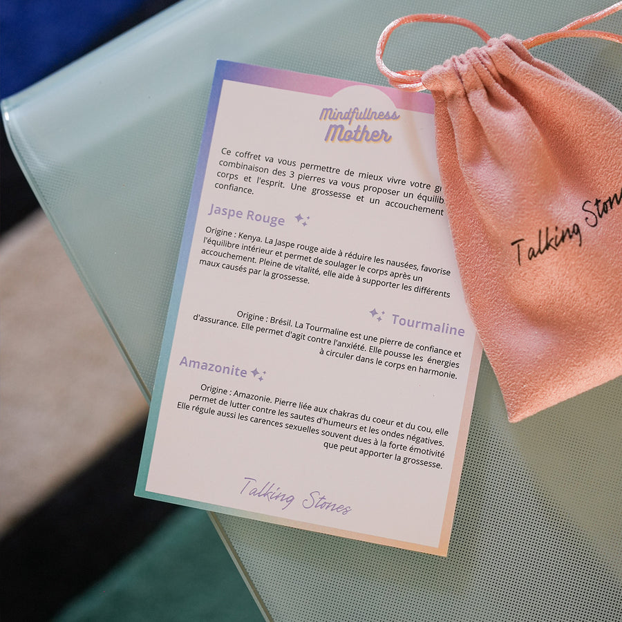 Trois pierres de maternité de Talking Stones sur fond blanc