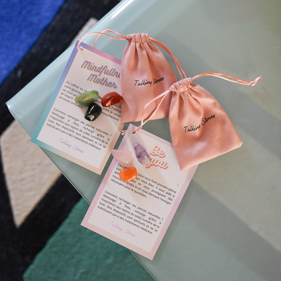 Trois pierres de maternité de Talking Stones sur fond blanc