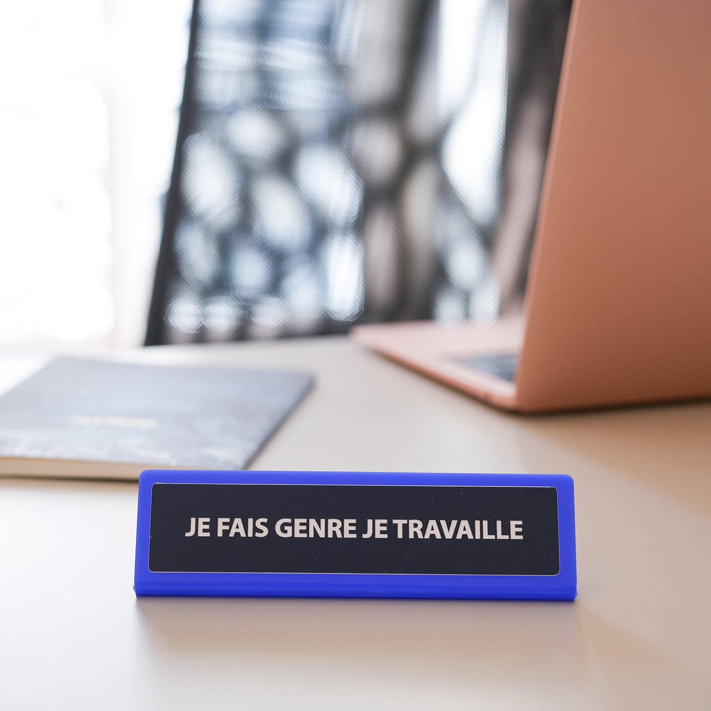Plaque de bureau personnalisée avec un design humoristique.
