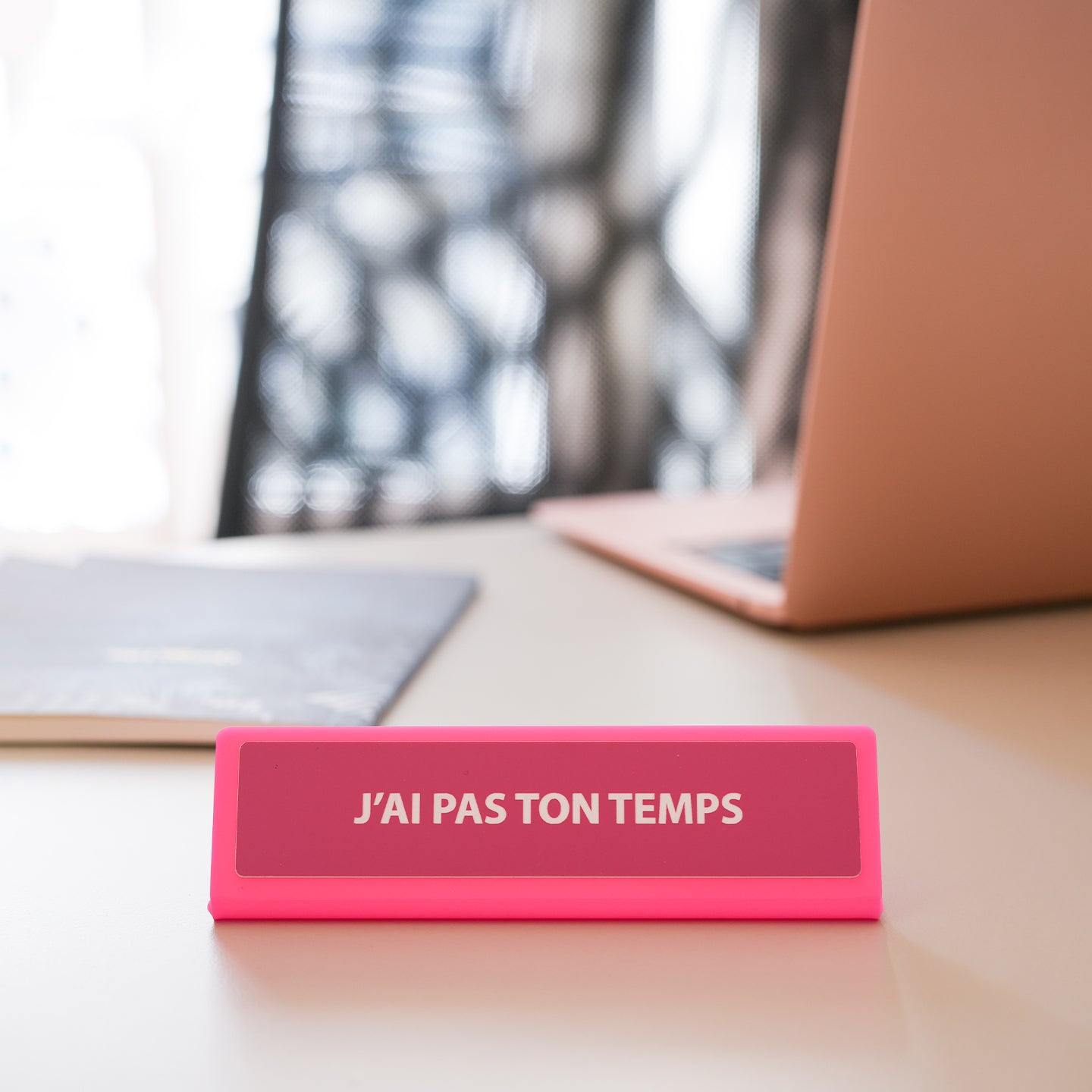 Plaque de bureau personnalisée avec un design humoristique.