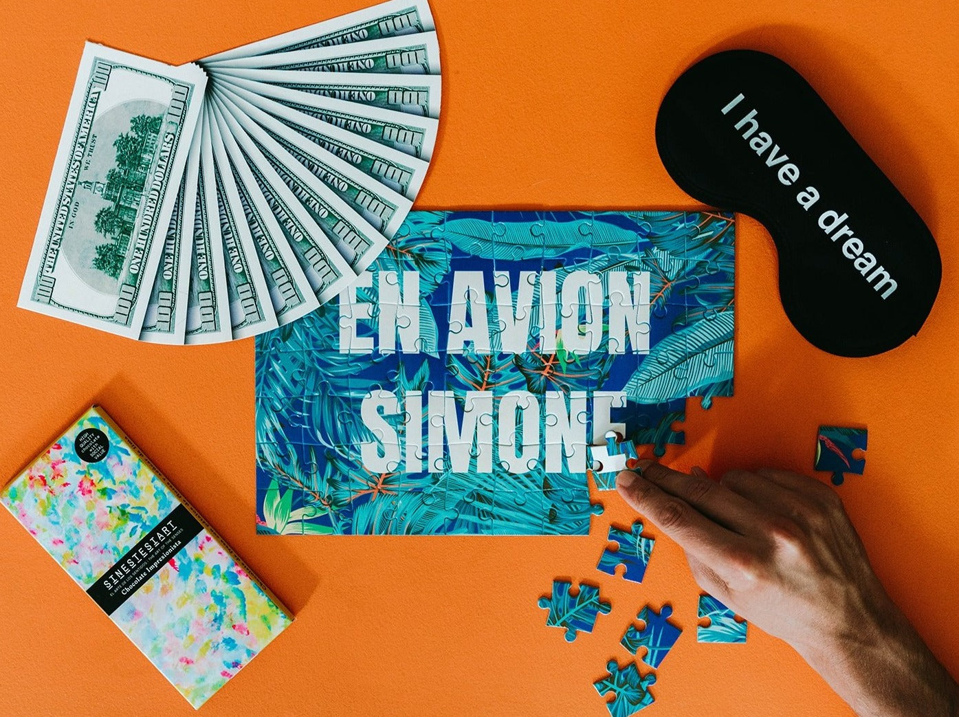 Puzzle personnalisé avec motif jungle coloré et pièces en bois.