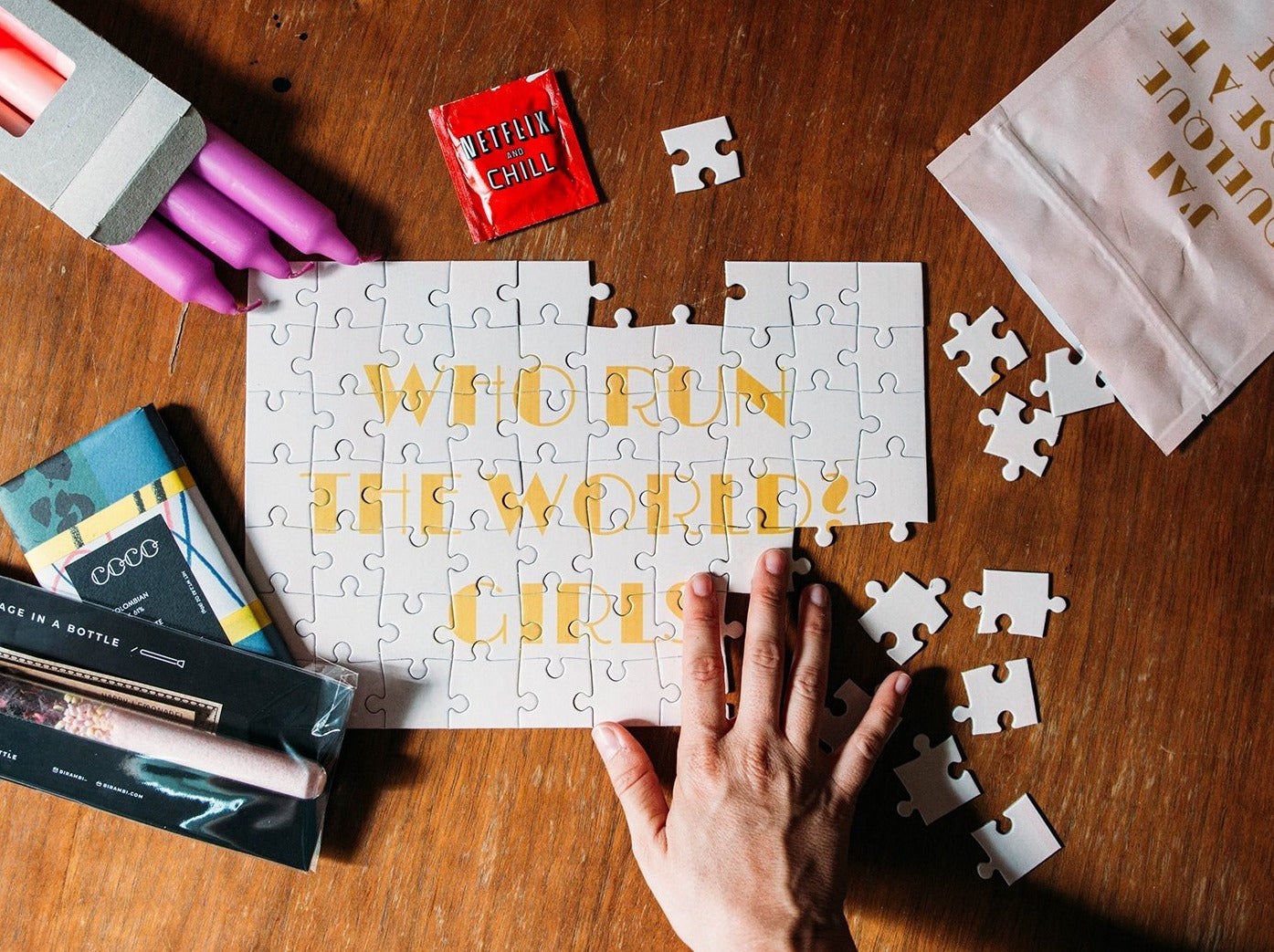 Puzzle personnalisé avec design doré élégant.