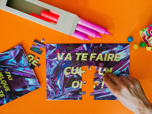 Puzzle personnalisé avec design néon holographique.