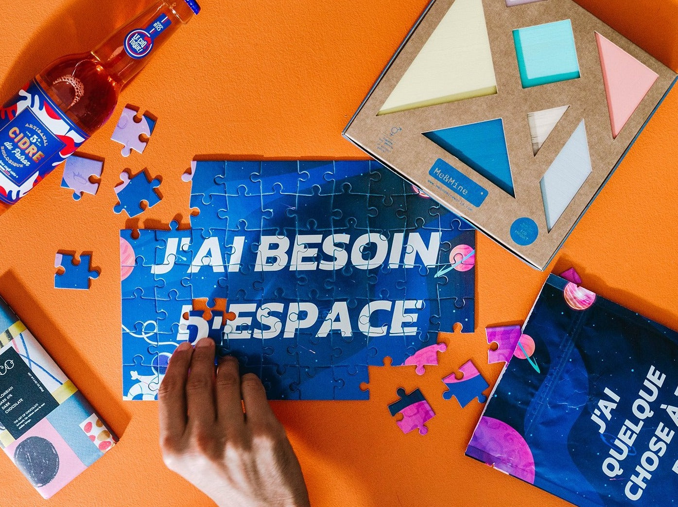 Puzzle personnalisé avec design spatial coloré.