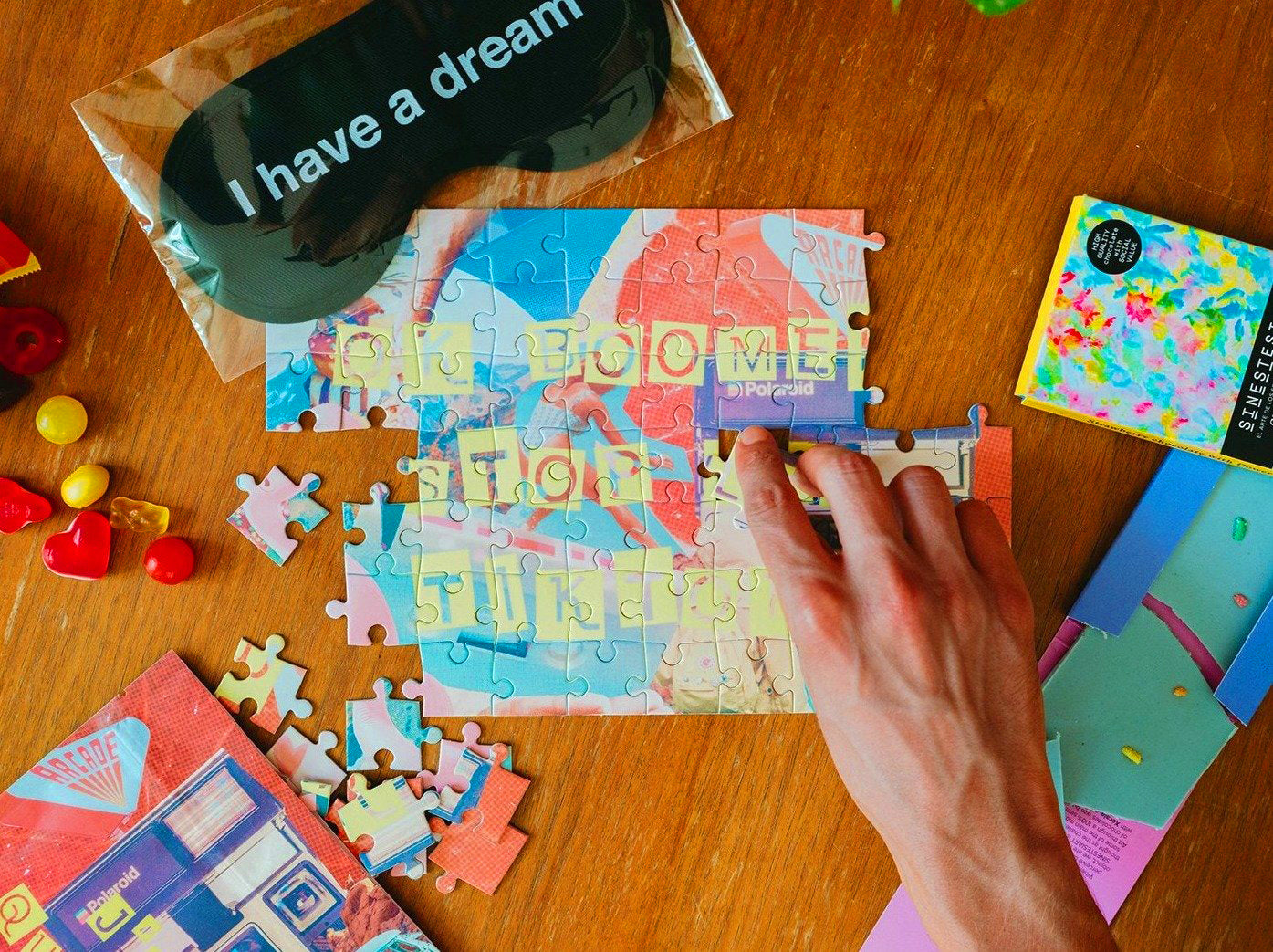 Puzzle vintage avec pièces colorées et design unique