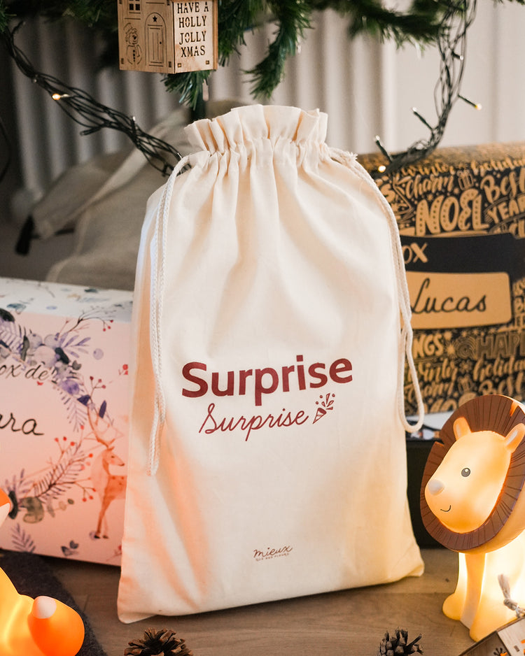 Sac cadeau en tissu avec motif coloré et cordon de serrage